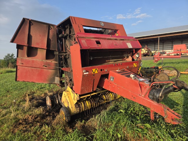 1999 New Holland 648 Round Baler - Image 4