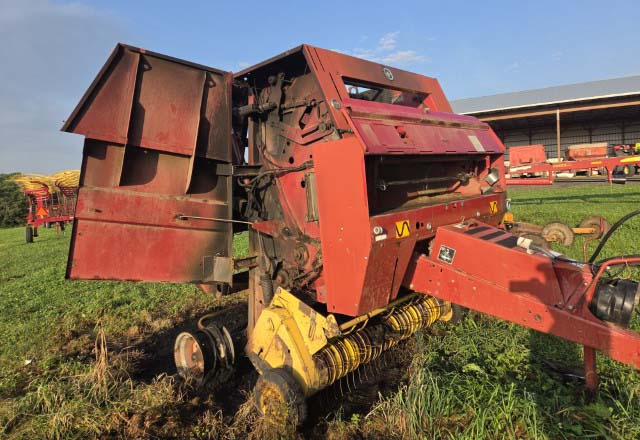 1999 New Holland 648 Round Baler - Image 5