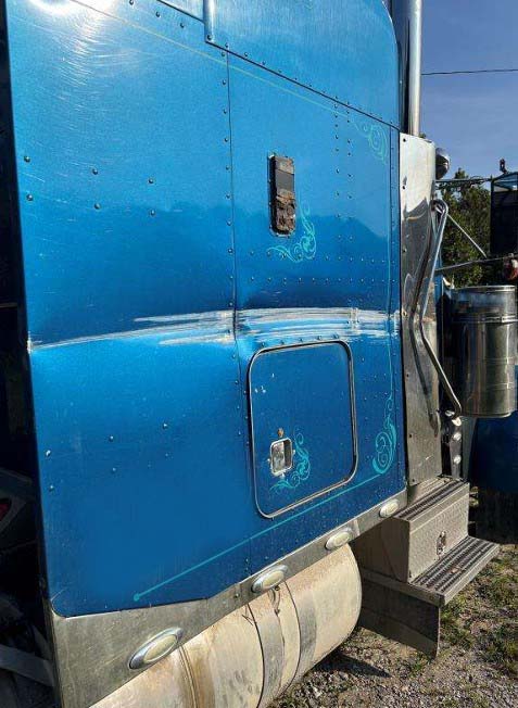 2001 Peterbilt 379 - Image 18