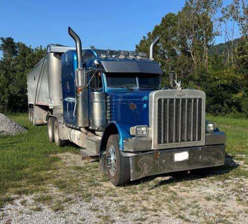 2001 Peterbilt 379 - Image 2