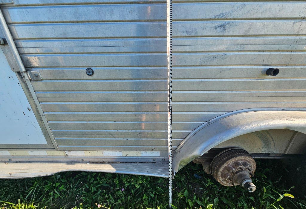 2002 Kiefer Built Genesis X 4-Horse Trailer - Image 15