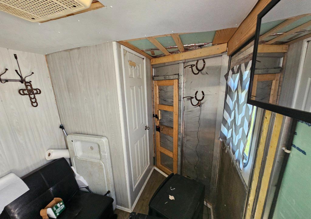 2002 Kiefer Built Genesis X 4-Horse Trailer - Image 28
