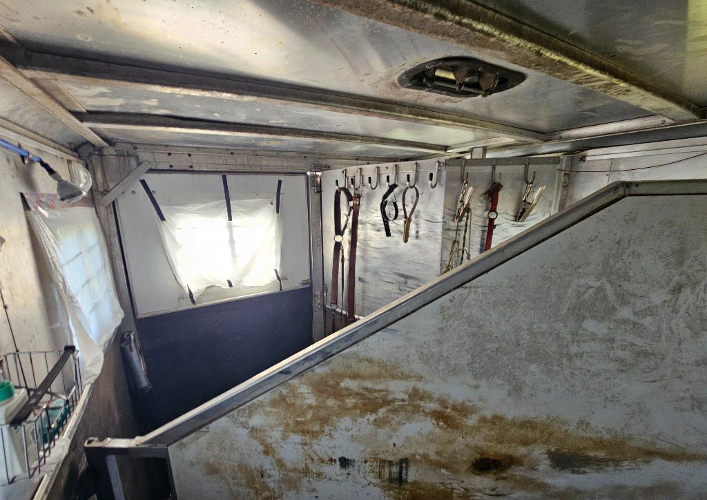 2002 Kiefer Built Genesis X 4-Horse Trailer - Image 32