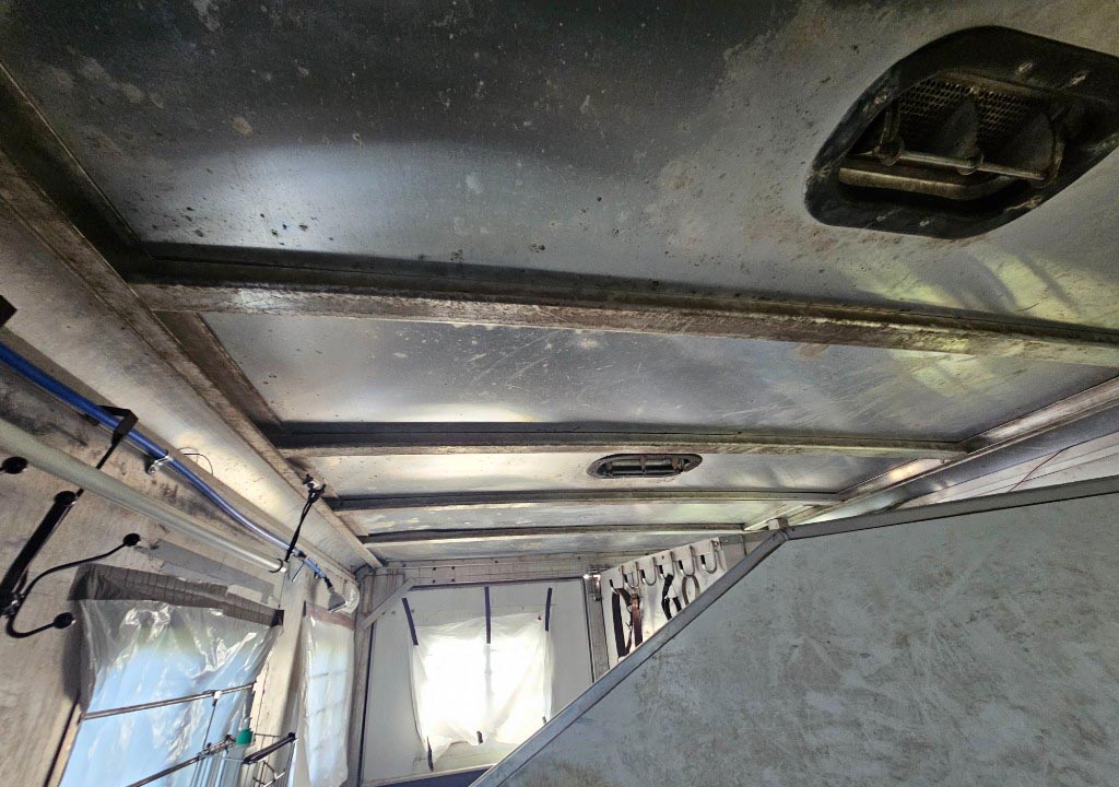 2002 Kiefer Built Genesis X 4-Horse Trailer - Image 33