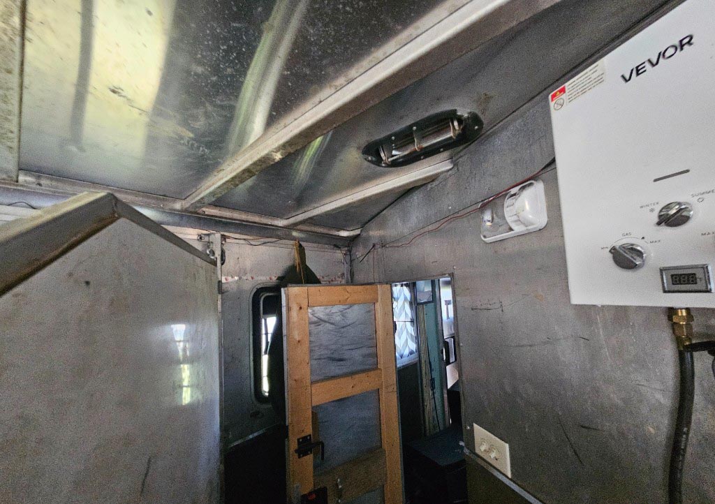 2002 Kiefer Built Genesis X 4-Horse Trailer - Image 34