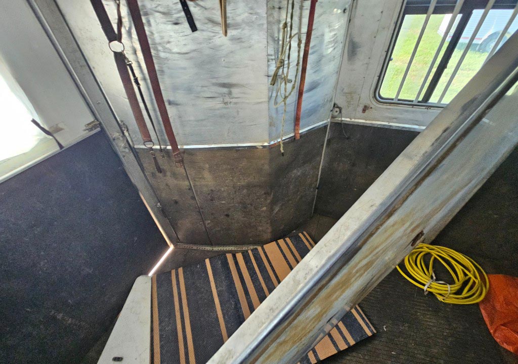 2002 Kiefer Built Genesis X 4-Horse Trailer - Image 37