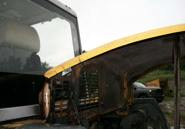 2003 Gehl G6002RD Excavator - Image 15