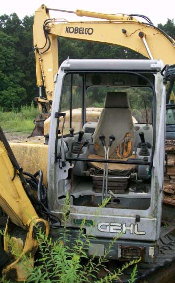 2003 Gehl G6002RD Excavator - Image 2