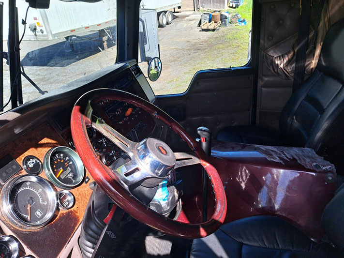 2003 Kenworth W900L - Image 26