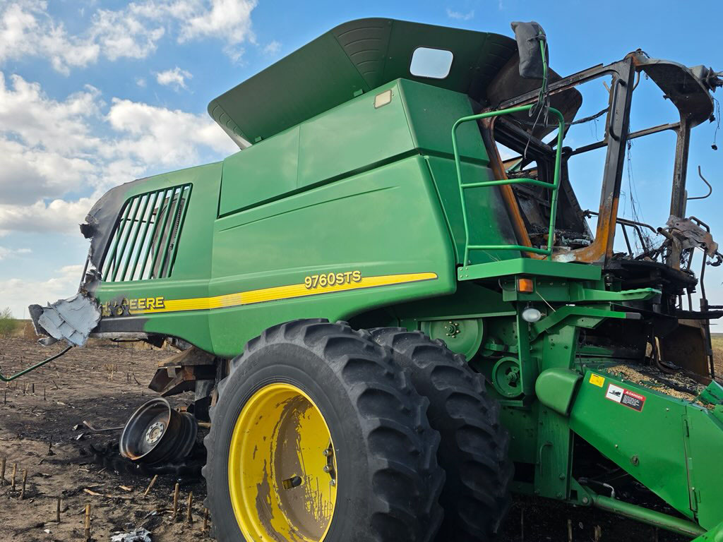 2004 John Deere 9760 Combine - Image 3