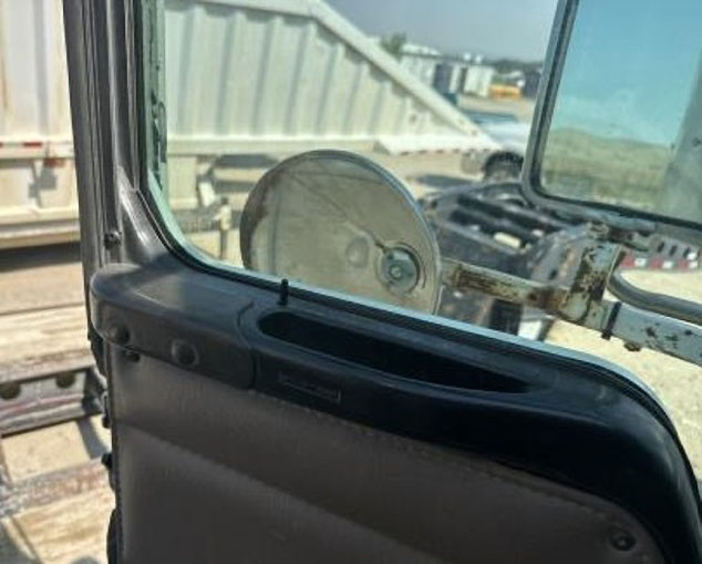 2004 Kenworth T800 Cab and Chassis - Image 27