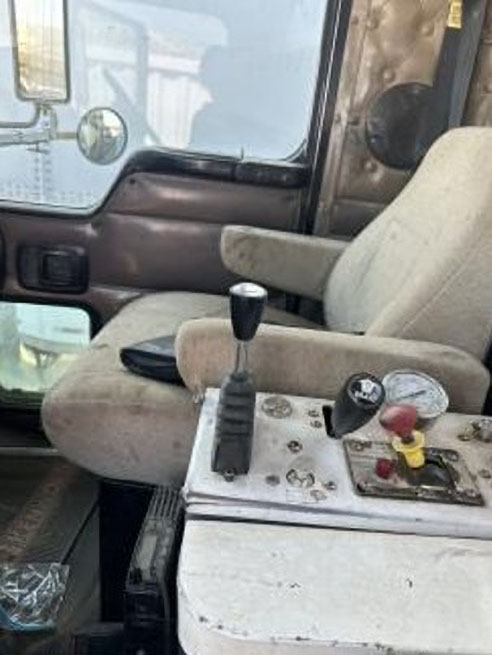 2004 Kenworth T800 Cab and Chassis - Image 28