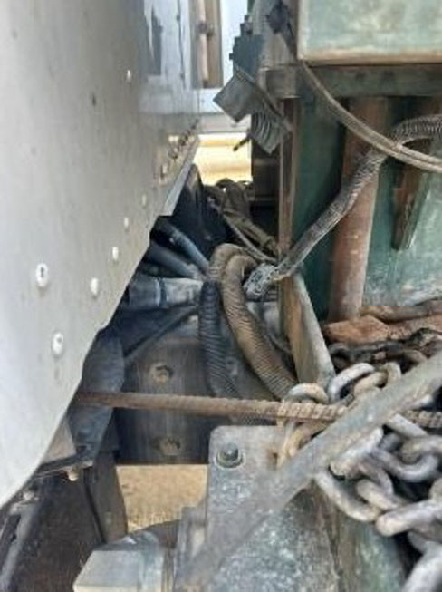 2004 Kenworth T800 Cab and Chassis - Image 30