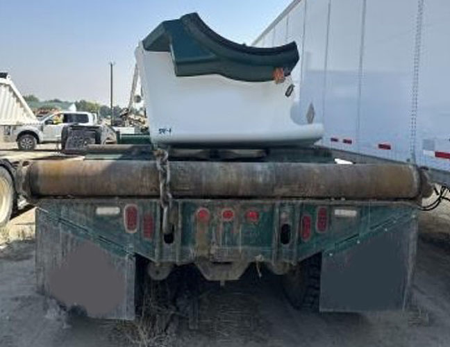 2004 Kenworth T800 Cab and Chassis - Image 4