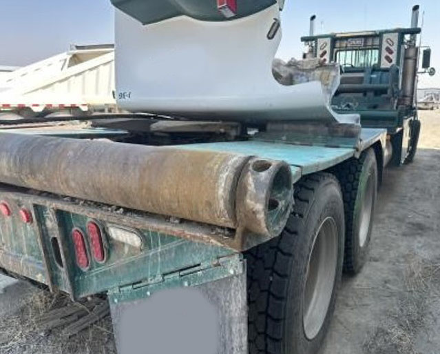 2004 Kenworth T800 Cab and Chassis - Image 6