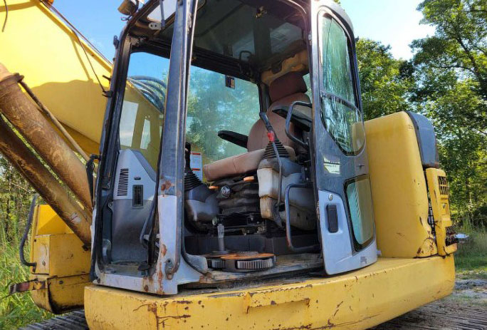 2005 Komatsu PC228USLC Excavator - Image 5