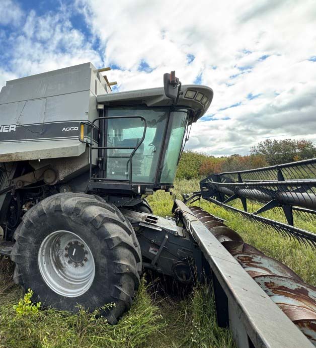 2008 Gleaner R75 Combine - Image 2
