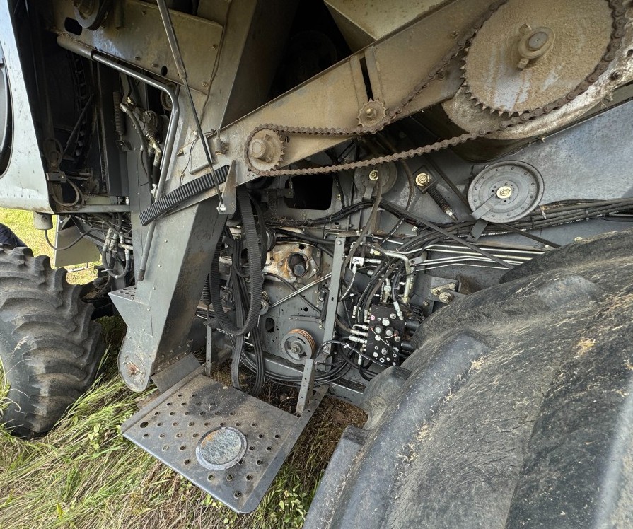 2008 Gleaner R75 Combine - Image 9