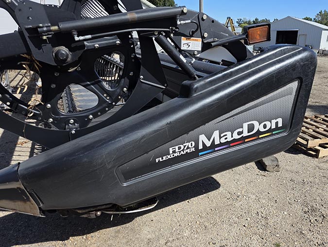 2009 MacDon FD70 Draper Header - Image 2
