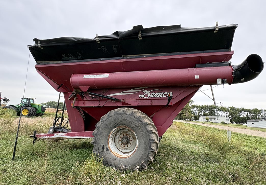 2010 Demco 1050 Grain Cart