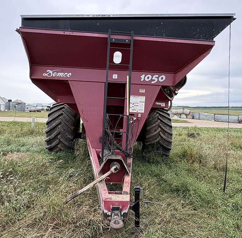 2010 Demco 1050 Grain Cart - Image 2