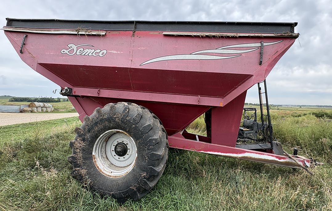 2010 Demco 1050 Grain Cart - Image 3