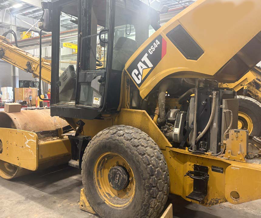 2011 Caterpillar CS44 Compactor - Image 2