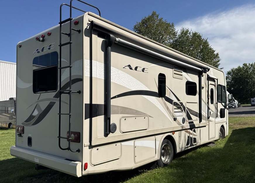 2015 Ford Thor Motor Coach - Image 2