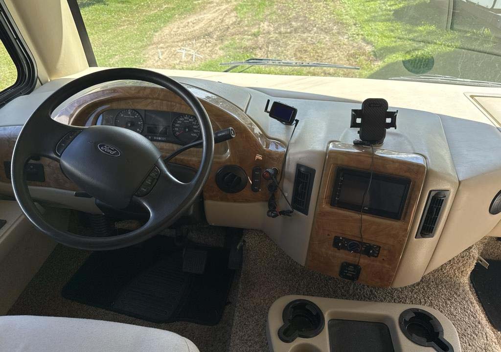 2015 Ford Thor Motor Coach - Image 14