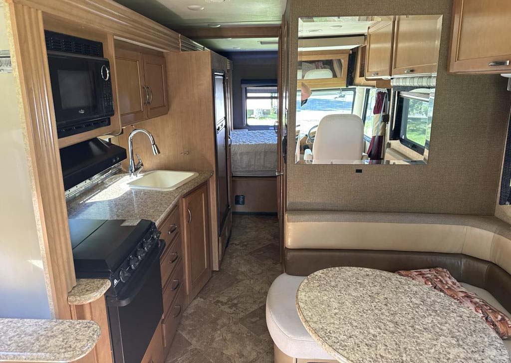 2015 Ford Thor Motor Coach - Image 15