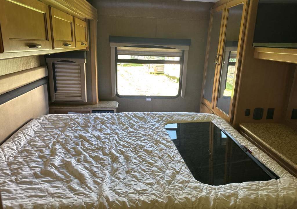 2015 Ford Thor Motor Coach - Image 16