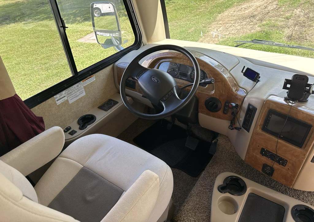 2015 Ford Thor Motor Coach - Image 17