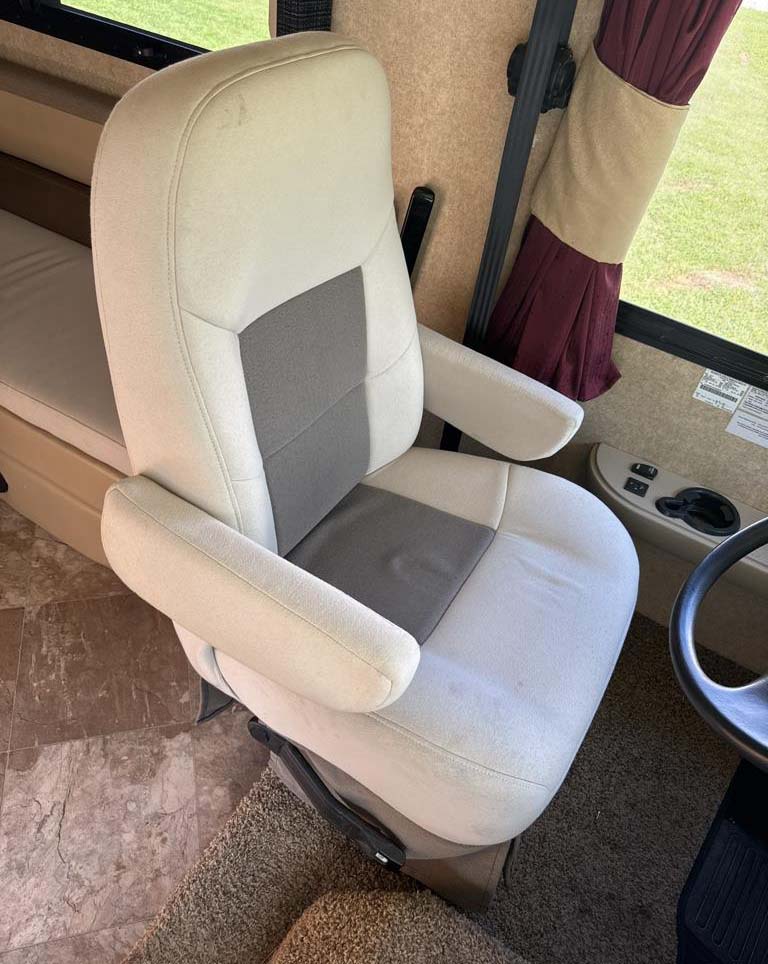 2015 Ford Thor Motor Coach - Image 18