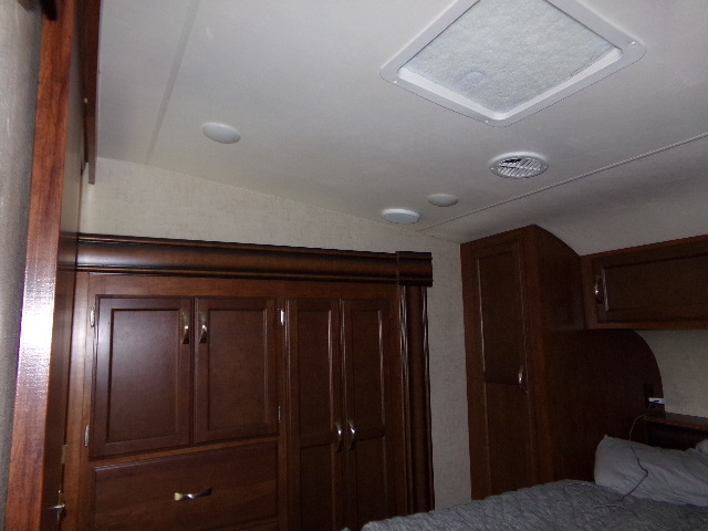 2016 KZ Durango BHD 5th Wheel Travel Trailer - Image 25