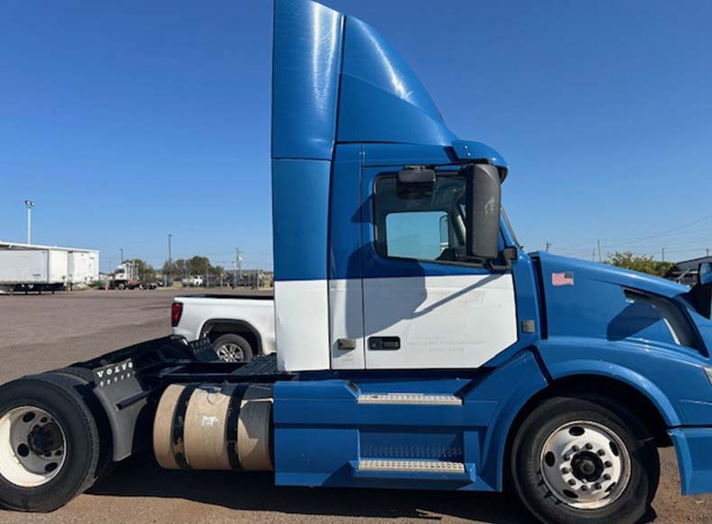 2016 Volvo VNL - Image 2