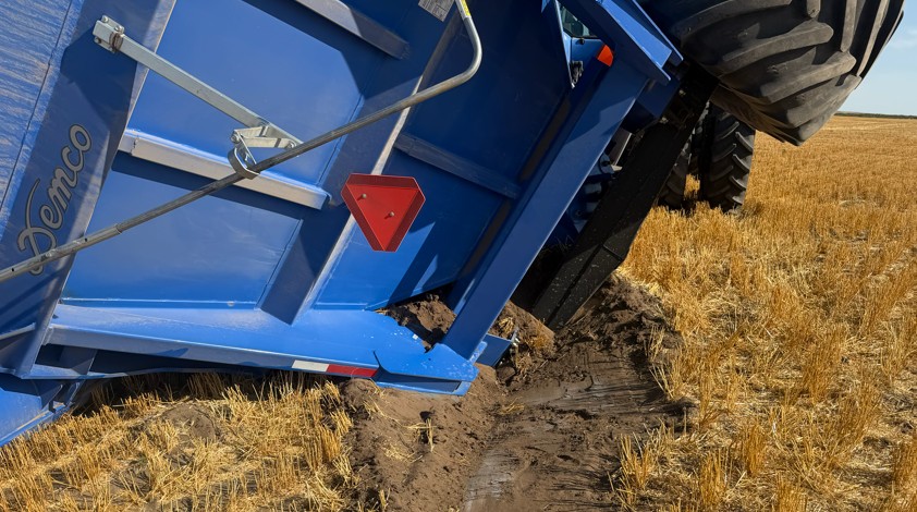 2017 Demco 1050 Grain Cart - Image 3