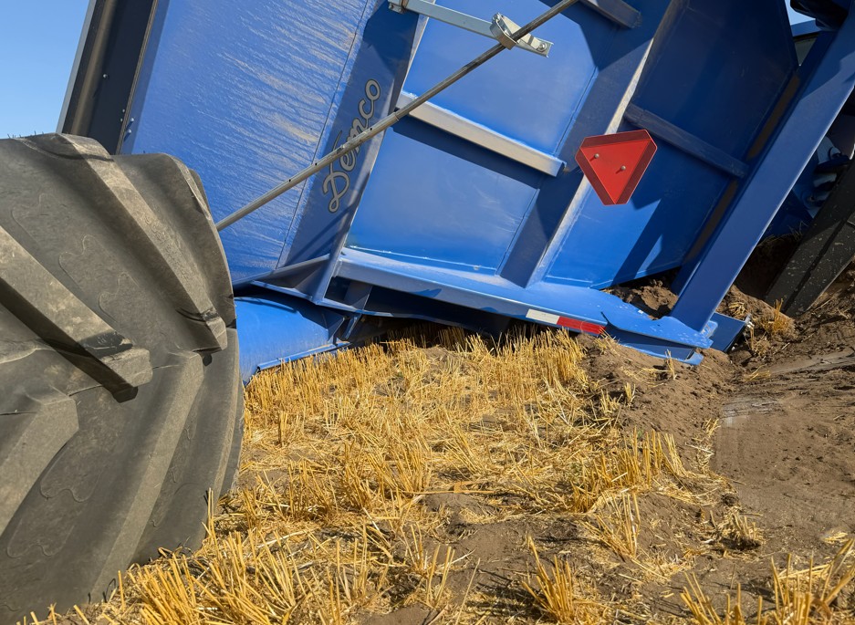 2017 Demco 1050 Grain Cart - Image 5
