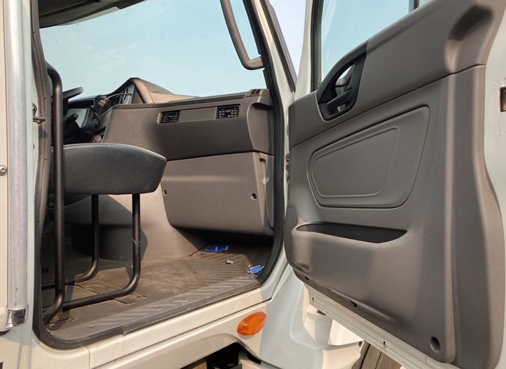 2018 International LT625 - Image 10
