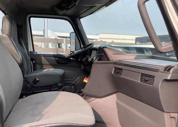 2018 International LT625 - Image 11