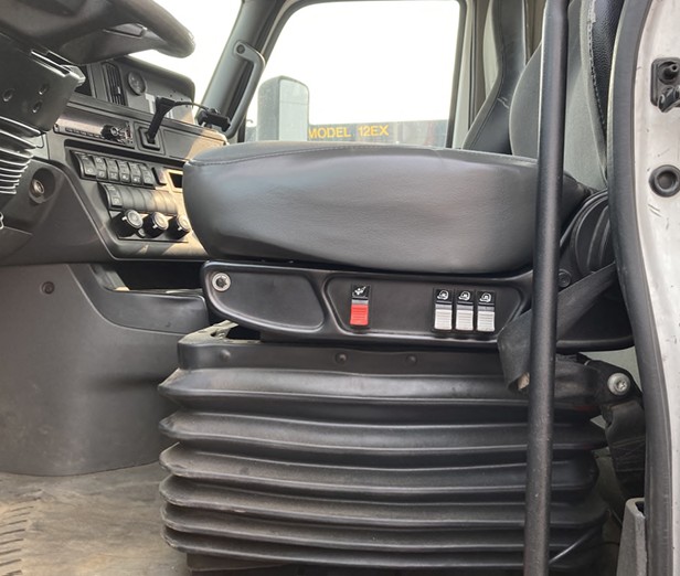 2018 International LT625 - Image 12