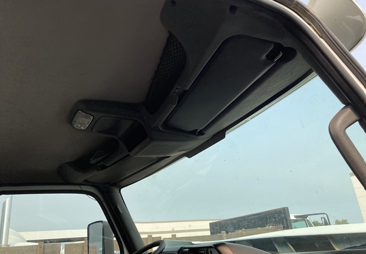 2018 International LT625 - Image 13