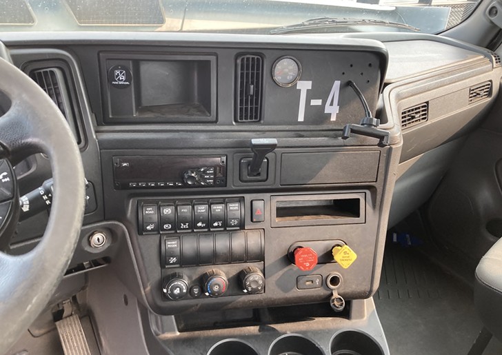 2018 International LT625 - Image 14
