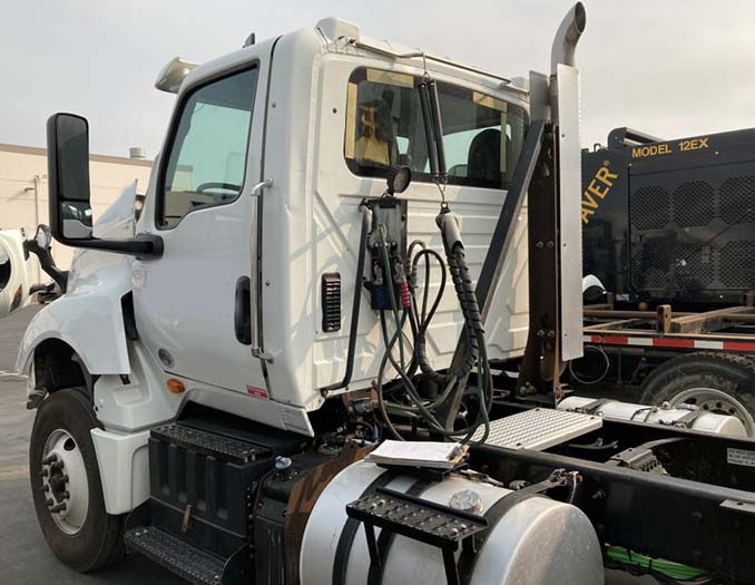 2018 International LT625 - Image 8
