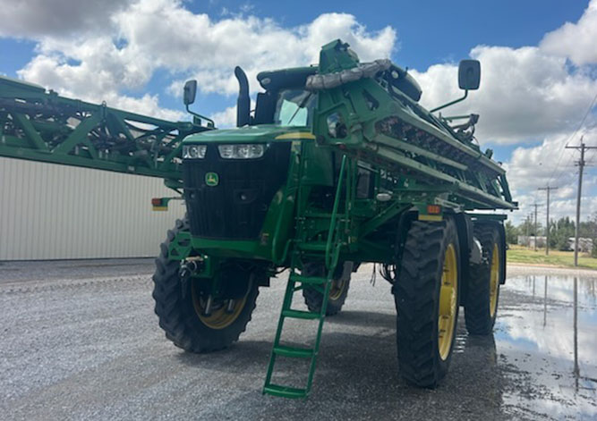 2019 John Deere R4045 Sprayer - Image 2