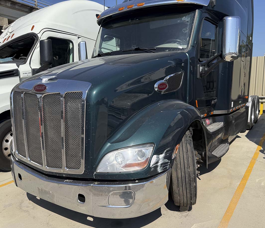 2021 Peterbilt 579 - Image 2
