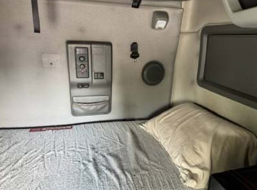 2021 Volvo VNL - Image 11