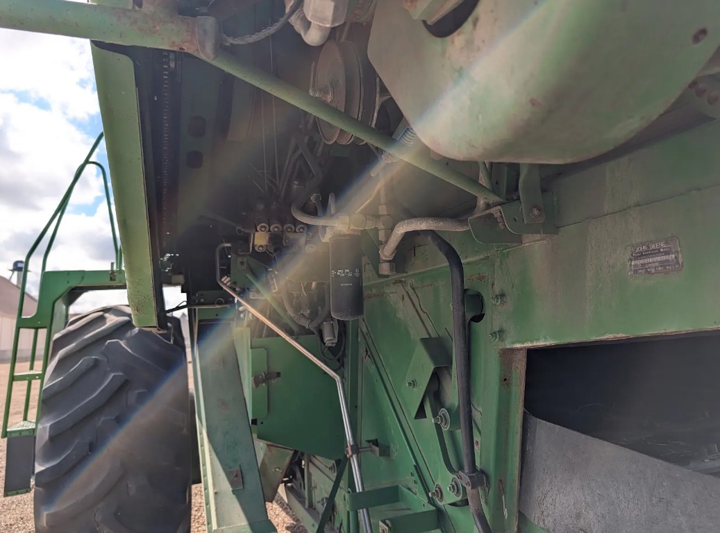 1995 John Deere 9600 Combine - Image 10