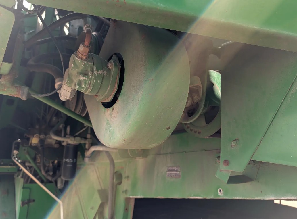 1995 John Deere 9600 Combine - Image 14