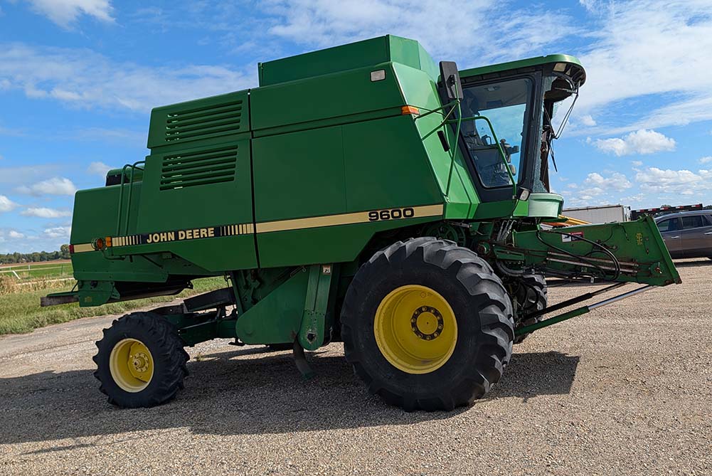 1995 John Deere 9600 Combine - Image 3