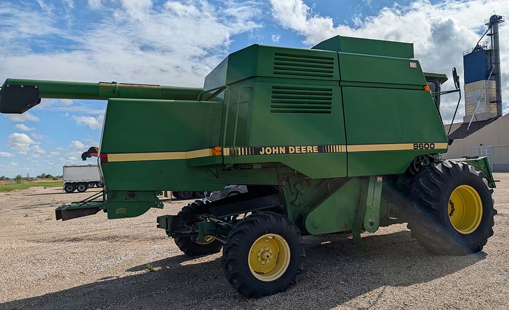 1995 John Deere 9600 Combine - Image 4